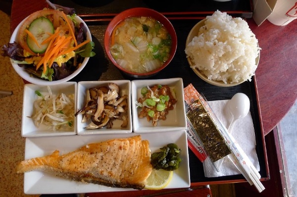 Một khẩu phần ăn thông thường của người Nhật Bản