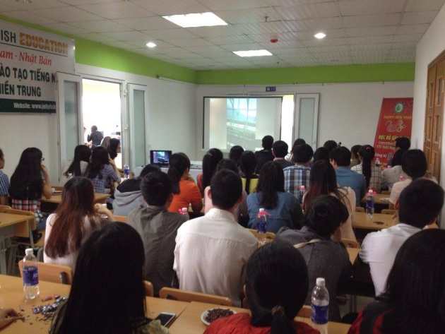 Hội thảo "du học Nhật Bản" khu vực miền Trung 3 Chăm chú theo dõi và lắng nghe những chia sẻ trực tiếp về cuộc sống tại Nhật Bản của bạn Hoàng Trọng Giàu - du học sinh TOKYO - Nhật Bản tại Jellyfish Huế.
