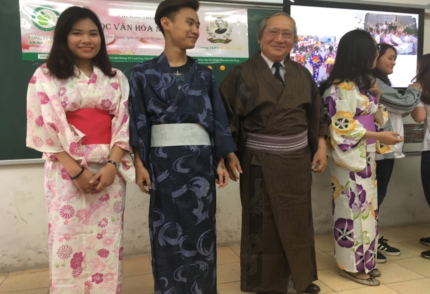 Hình ảnh: Thầy hiệu trưởng Hoàng Xuân Khoá cùng các học sinh trải nghiệm mặc thử Yukata