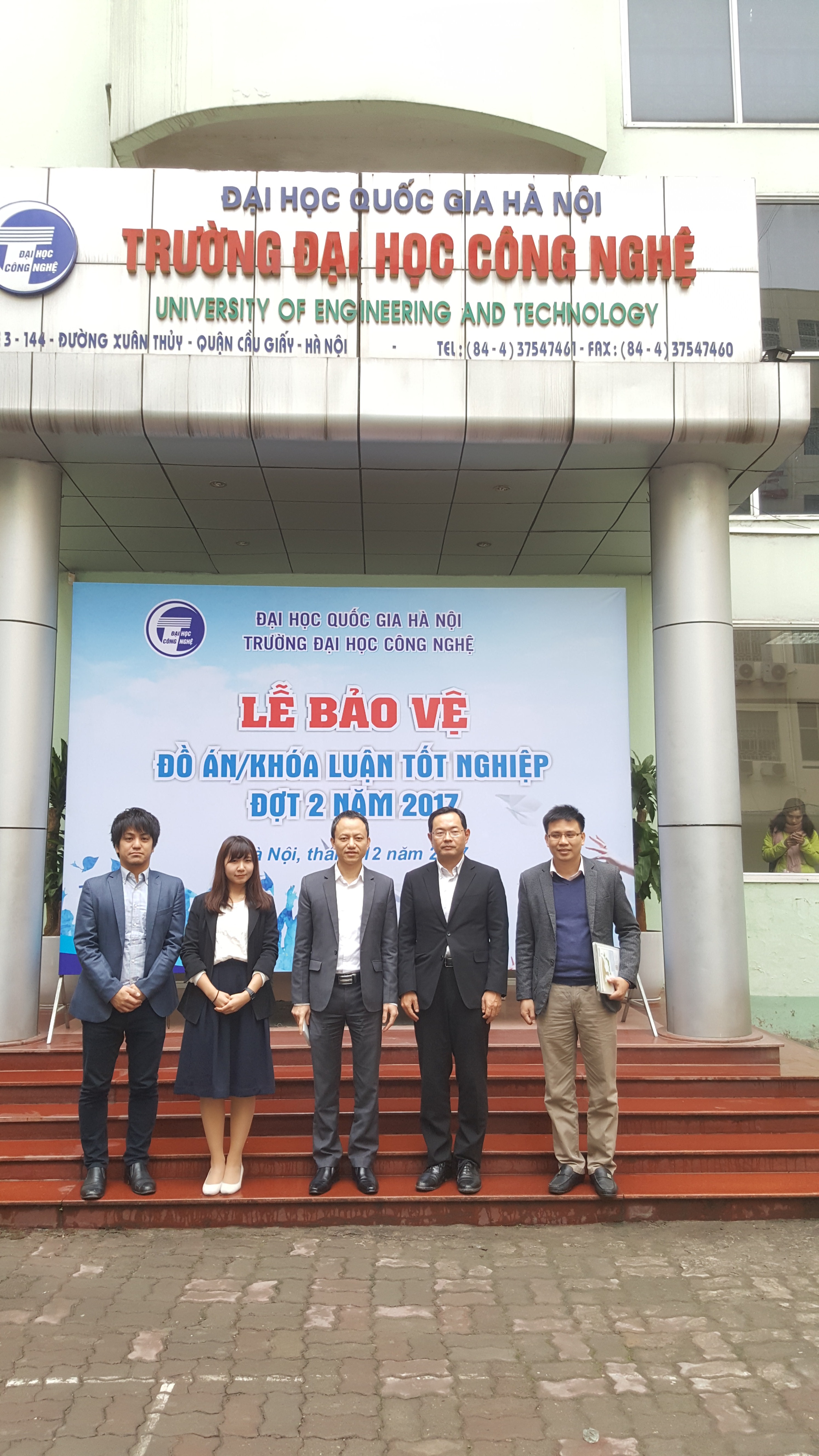 Chụp ảnh lưu niệm cùng lãnh đạo trường Đại học Công nghệ Đại học Quốc gia Hà Nội