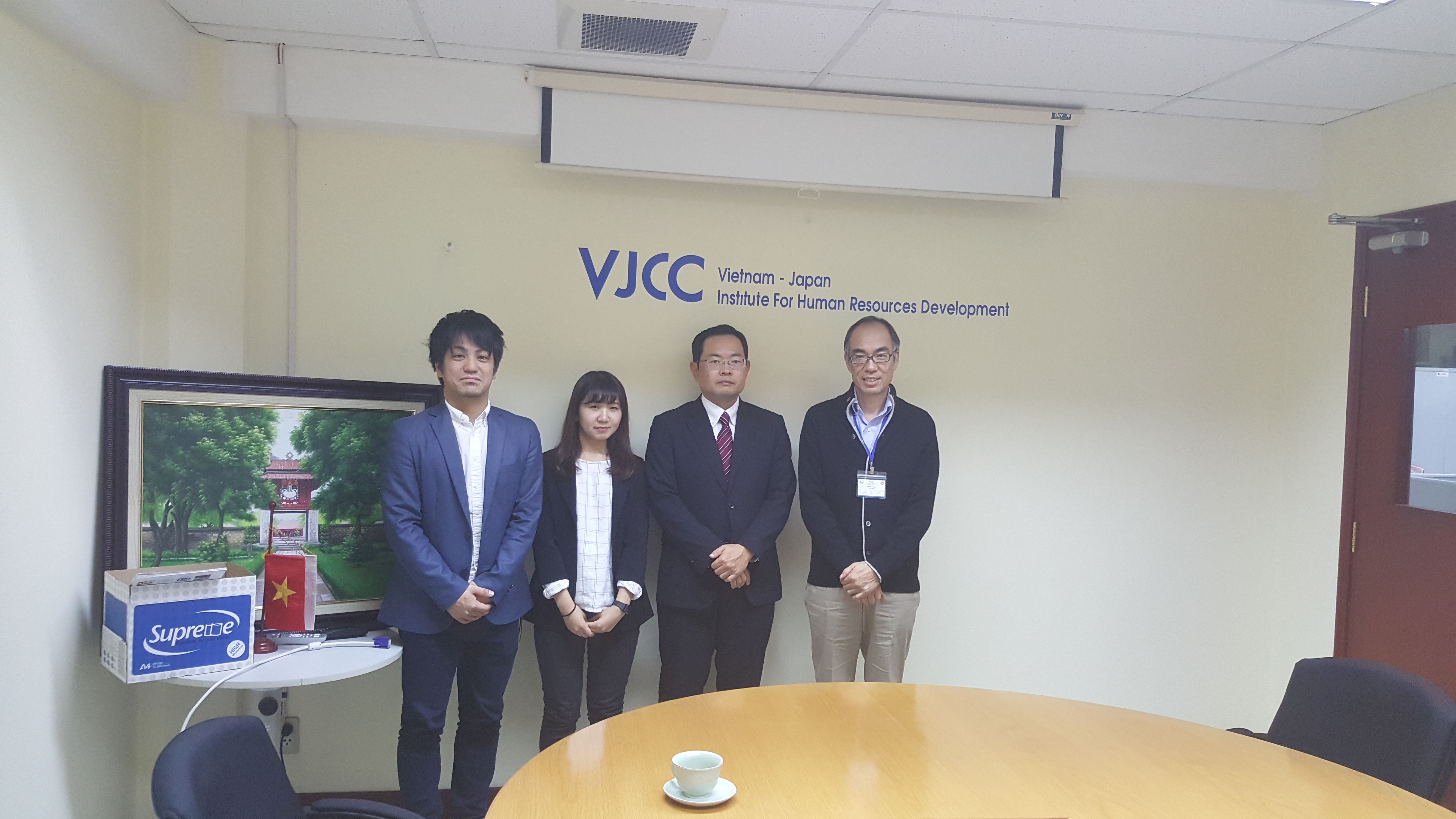 Đại diện Hiệp hội Doanh nghiệp tỉnh Toyama và Công ty Jellyfish Group chụp ảnh lưu niệm cùng Đại diện VJCC