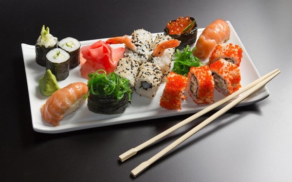 Những lát cá sống tươi ngon nhìn vô cùng hấp dẫn của món sushi.
