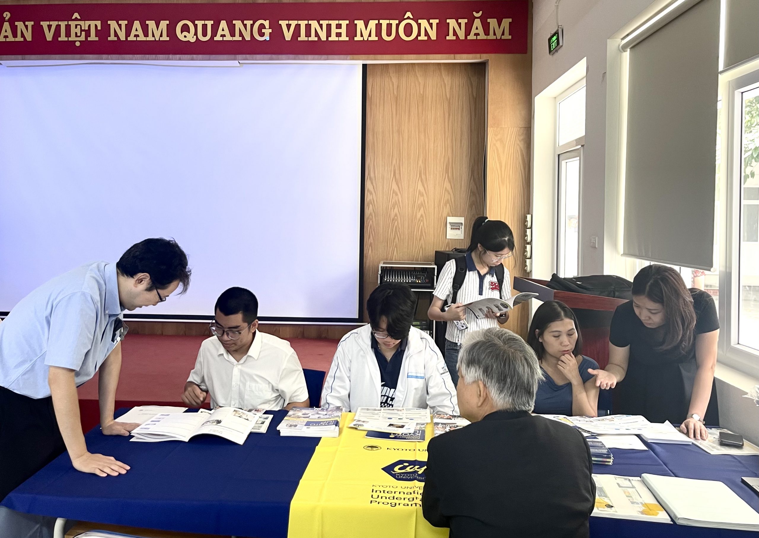 Đại học Kyoto gặp gỡ và giao lưu cùng học sinh Trường THPT chuyên Khoa học Tự Nhiên