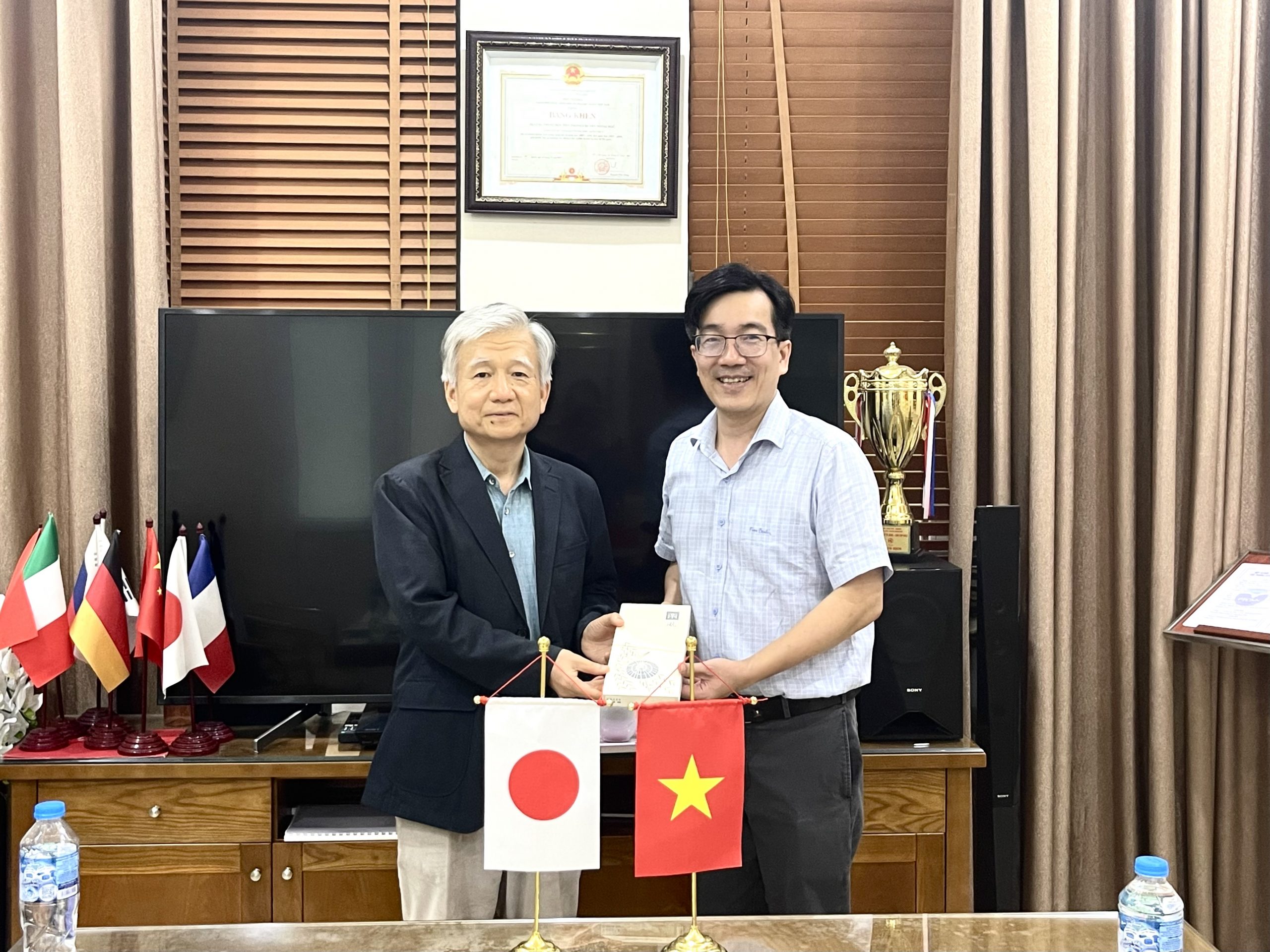 Đại học Kyoto gặp gỡ Ban giám hiệu trường THPT Chuyên Ngoại ngữ