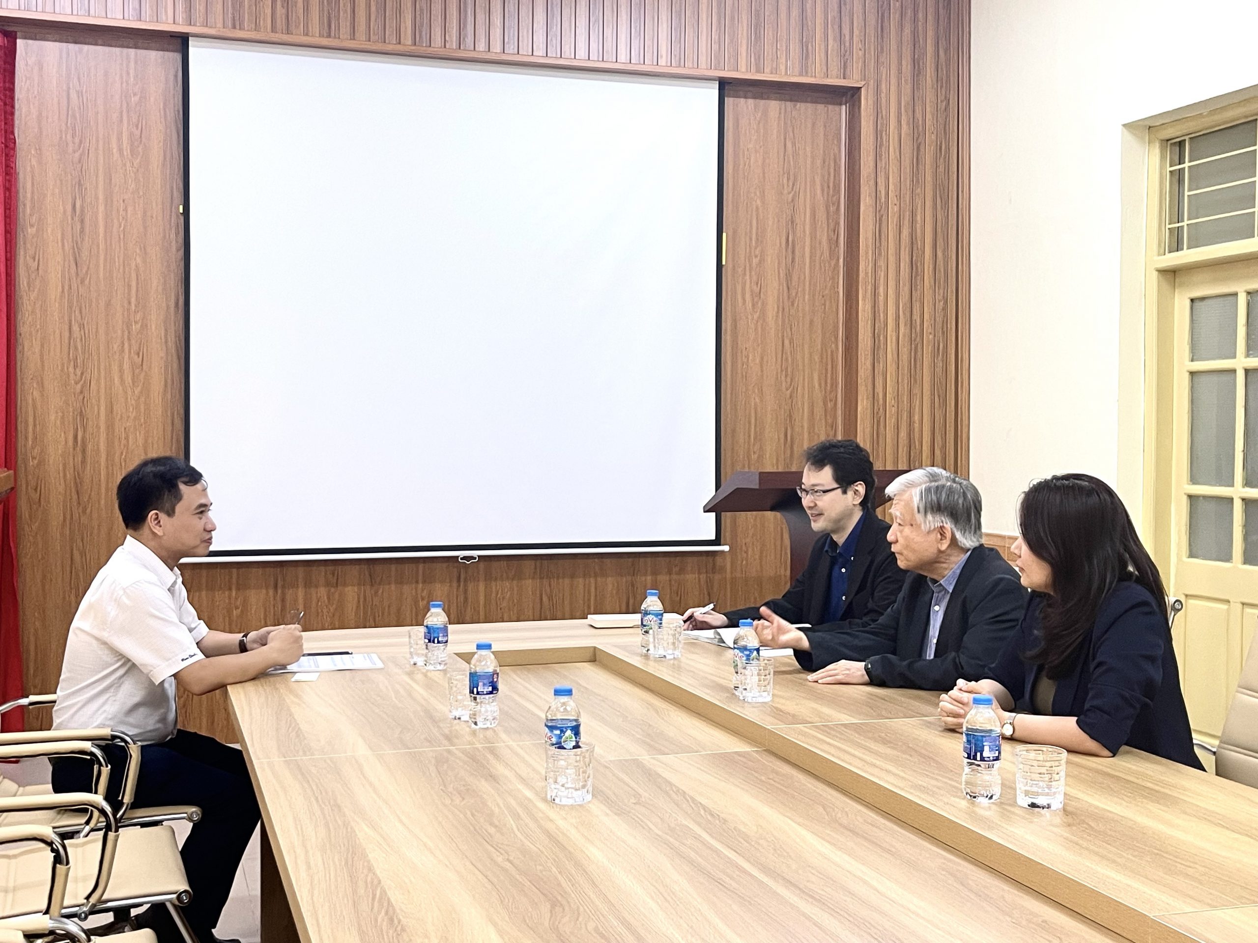 Đại học Kyoto gặp gỡ Ban giám hiệu trường THPT Chuyên Đại học Sư phạm