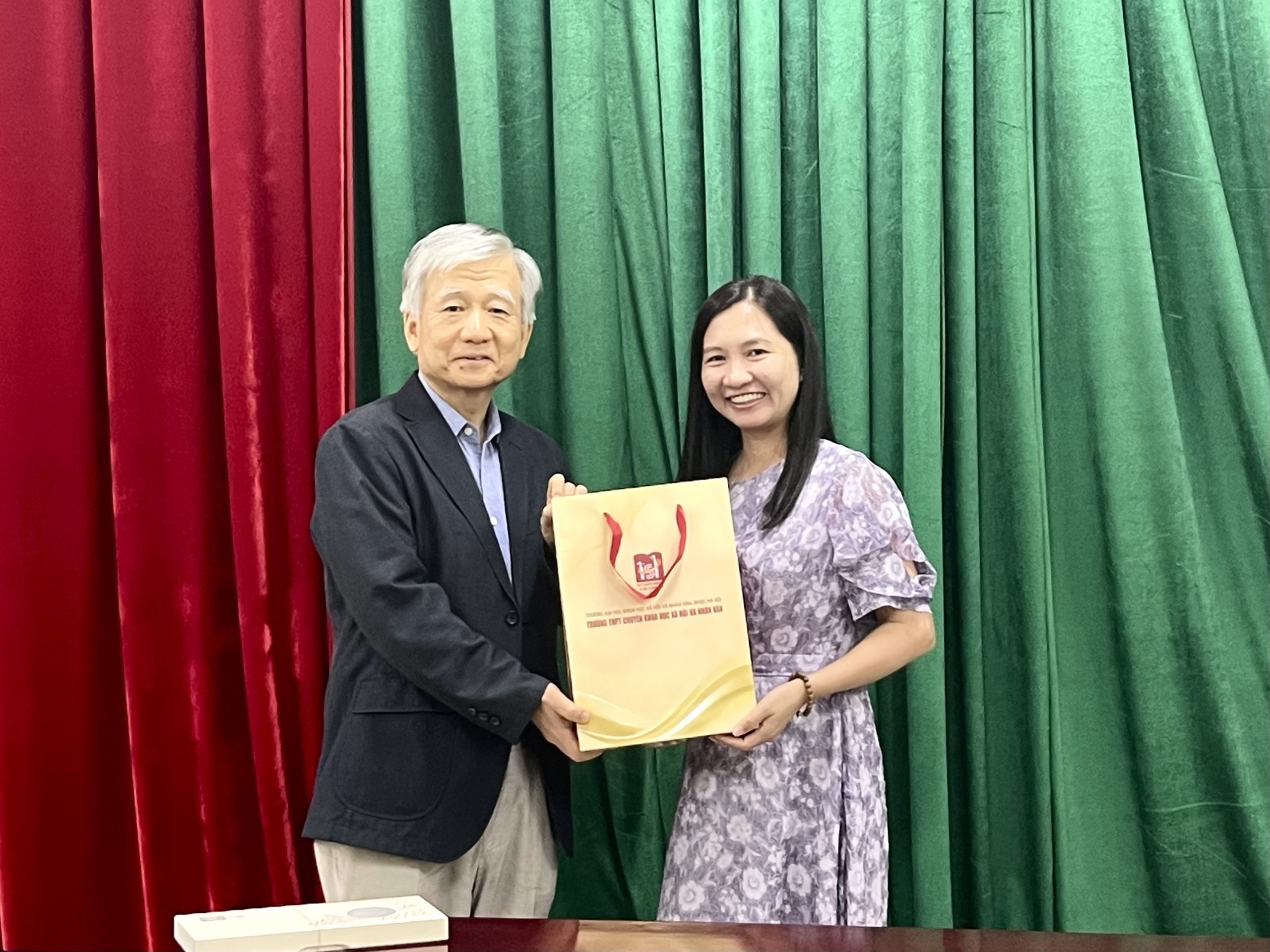 Đại học Kyoto gặp gỡ Ban giám hiệu trường THPT Chuyên Khoa học Xã hội và Nhân văn