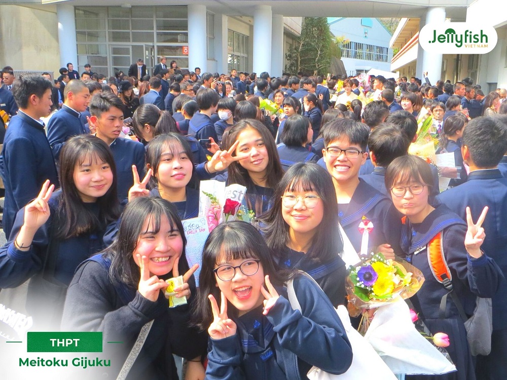 Các du học sinh Việt Nam tại Meitoku trong ngày tốt nghiệp khối THPT