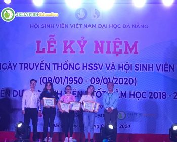 Đại diện Jellyfish trao học bổng cho sinh viên ĐH Đà Nẵng