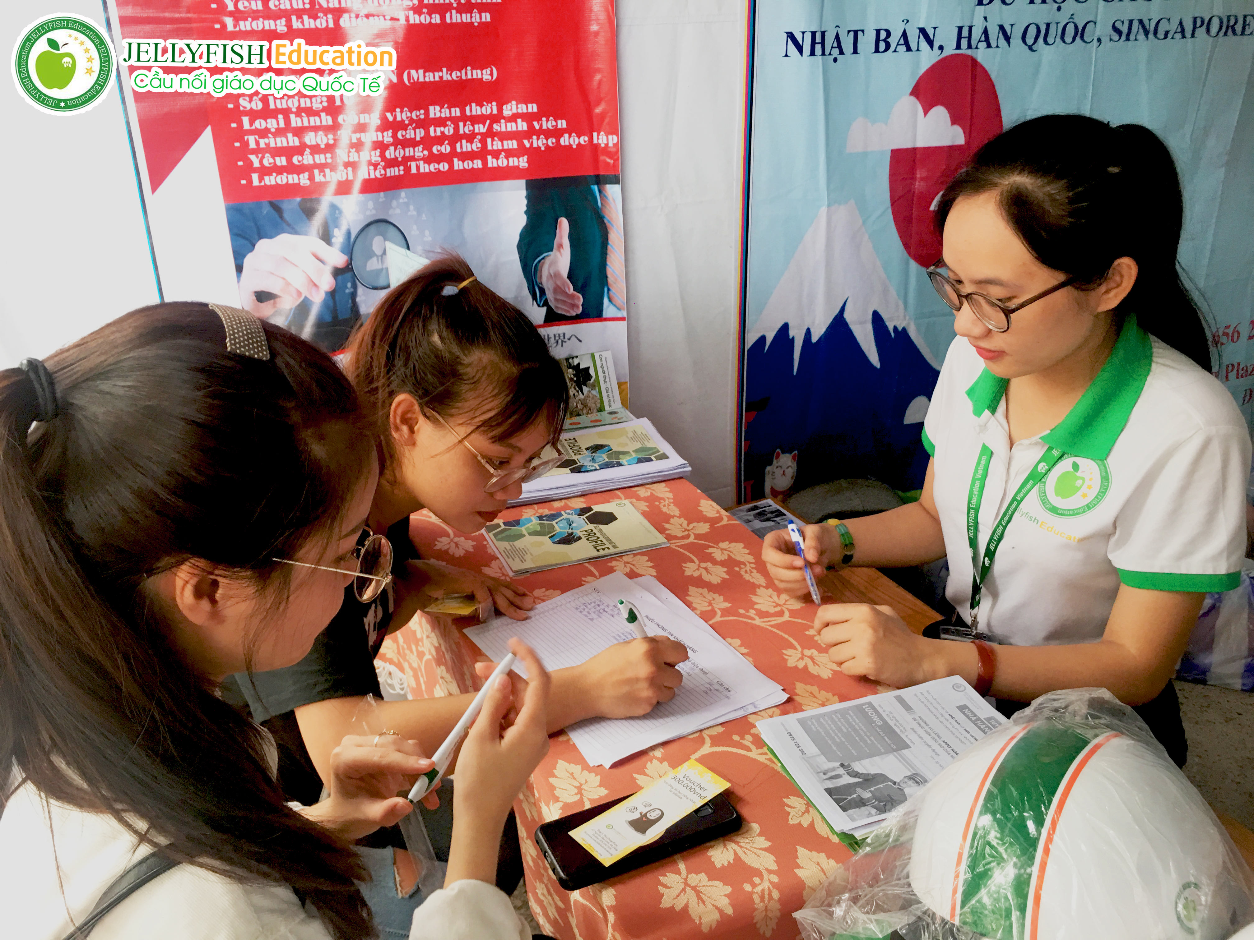 Các bạn sinh viên Trường Đại học Kinh Tế Đà Nẵng nhận được sự tư vấn tận tình, chuyên nghiệp từ chuyên viên.