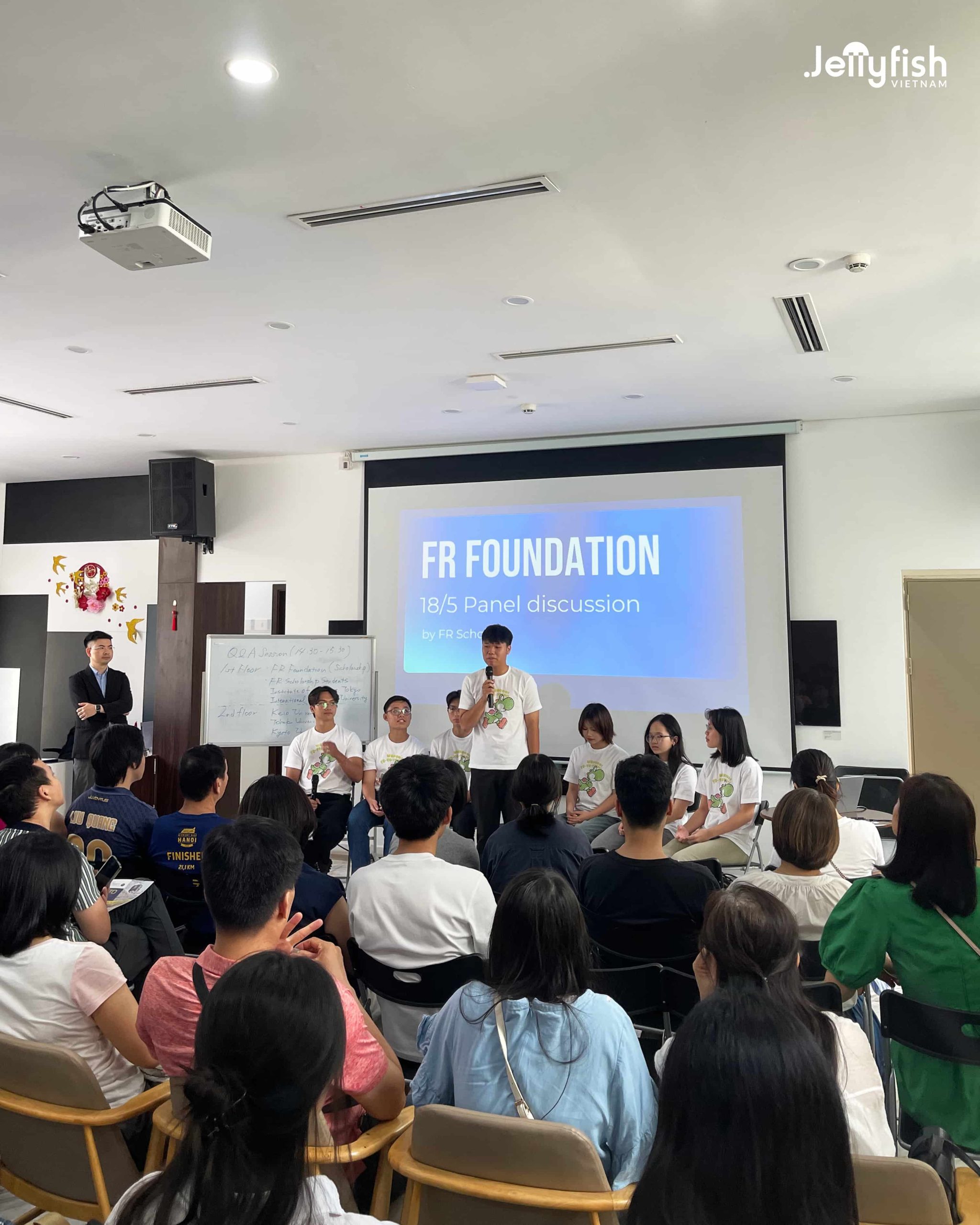 Khung cảnh buổi hội thảo học bổng quỹ Fast Retailing