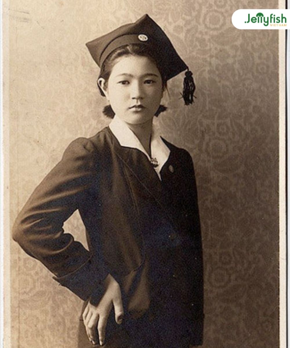 cô gái Nhật cá tính trong bộ âu phục
