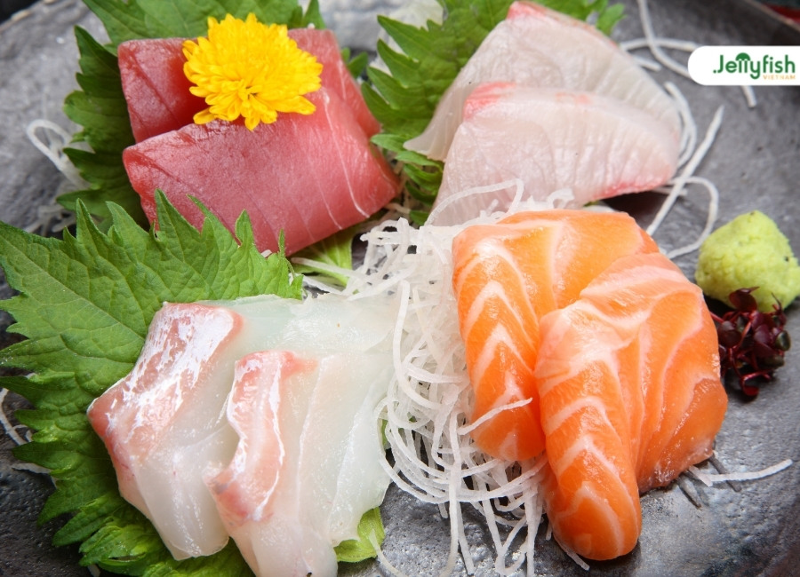 Sashimi là món cá, hải sán sống ăn với lá tía tô, củ cải chứ không có cơm như sushi