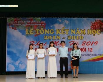 Đại diện công ty Jellyfish Education trao học bổng cho các em